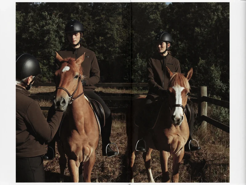 Illustration: Zwei Kinder mit Helmen auf kleinen Ponys im umzäunten Paddock
